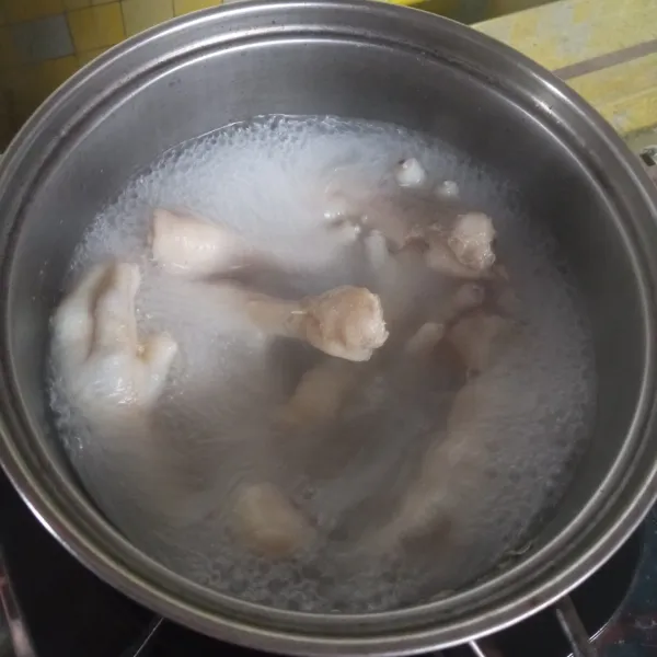 Potong kuku ayam, cuci bersih lalu rebus ceker hingga empuk dan matang lalu tiriskan.