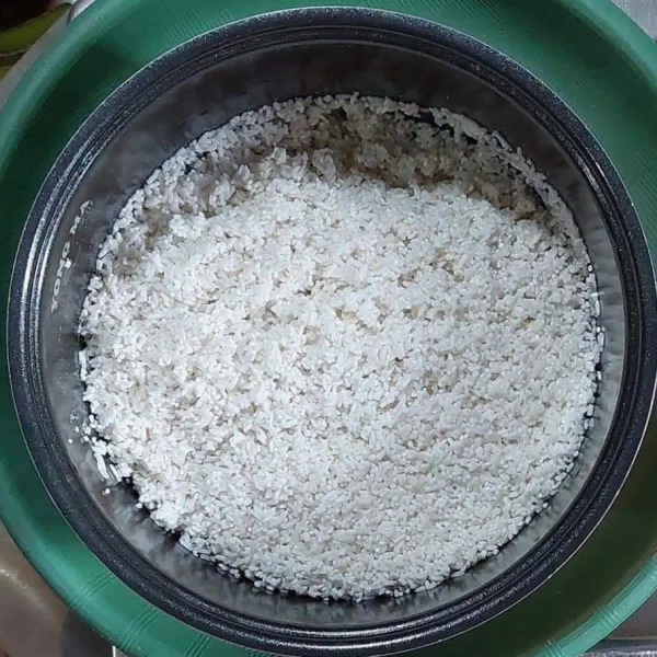 Cuci bersih beras, tiriskan.