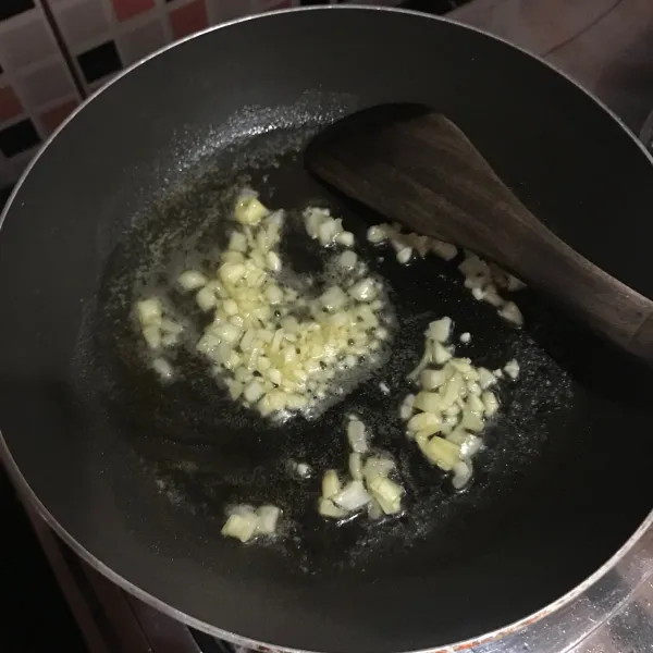 Panaskan minyak dan mentega, lalu tumis bawang bombay dan bawang putih.