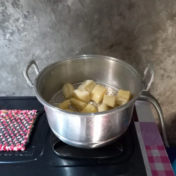 Bersihkan dan potong singkong terlebih dahulu, lalu Kukus sampai empuk.