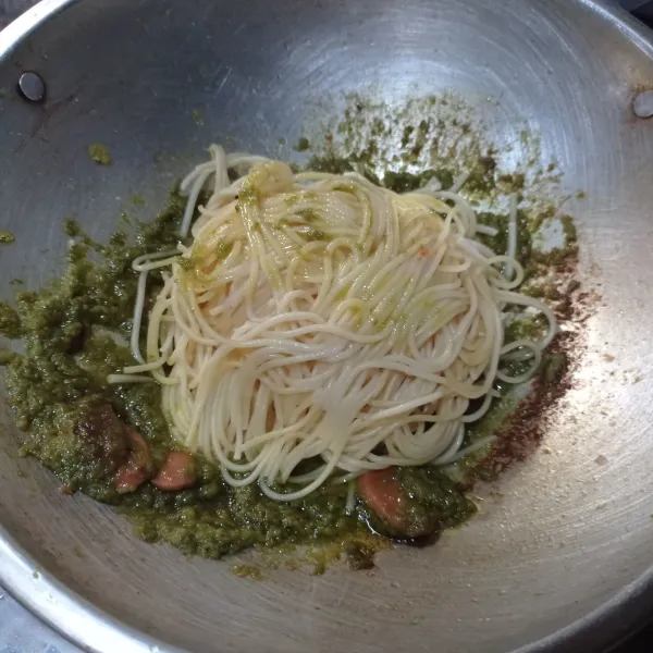 Masukan spaghetti, aduk sampai tercampur merata. Masak hingga bumbu mereseap sempurna, koreksi rasa.