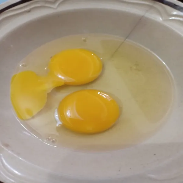 Ceplok telur, aduk-aduk agar putih dan kuning telurnya menyatu.