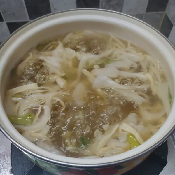 Masukkan suwiran jamur tiram, kecilkan api.