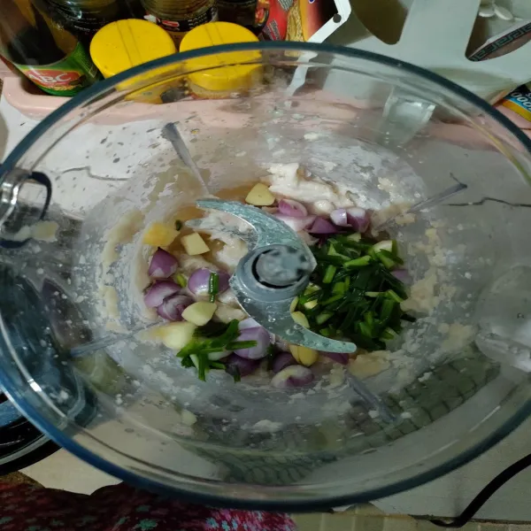 Masukkan bawang merah, bawang putih, daun bawang yang sudah diberi minyak panas dan air es lalu aduk kembali.