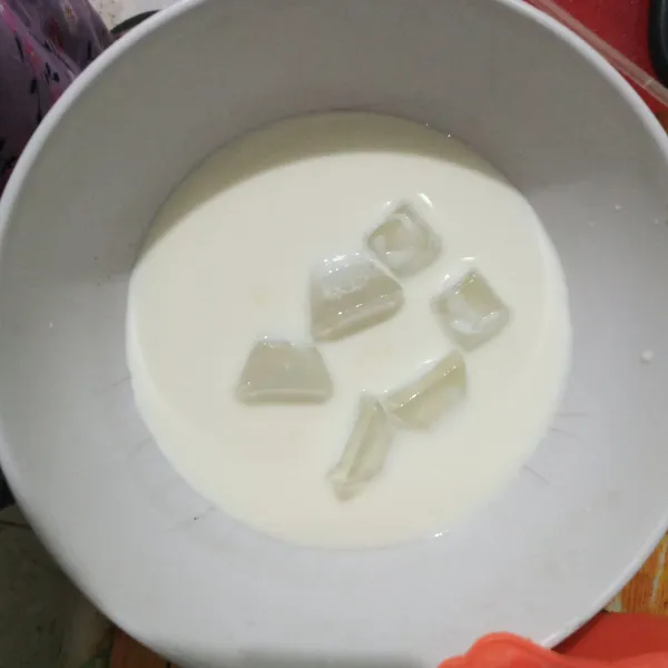 Campurkan susu, es batu, dan susu kental manis, lalu aduk rata.