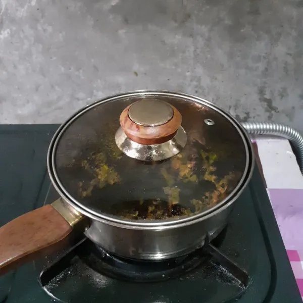 Kemudian matikan kompor. Biarkan sampai dingin dan warna bunga telang meluruh semua.