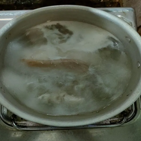 Setelah adonan siap, didihkan air lalu ambil adonan dengan sendok dan masukkan ke dalam air mendidih hingga matang.