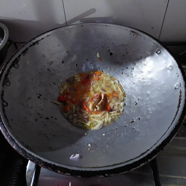 Tumis bawang merah, bawang putih, lengkuas sampai harum.