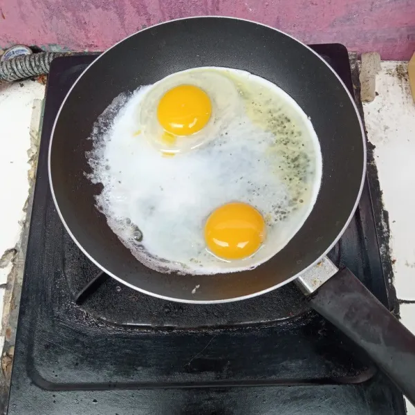 Goreng telur, buat orak-arik. Tiriskan.