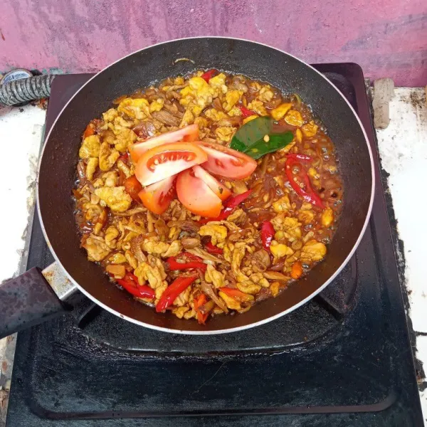 Terakhir masukkan garam, sedikit penyedap dan tomat. Aduk sebentar, cek rasa dan siap disajikan.