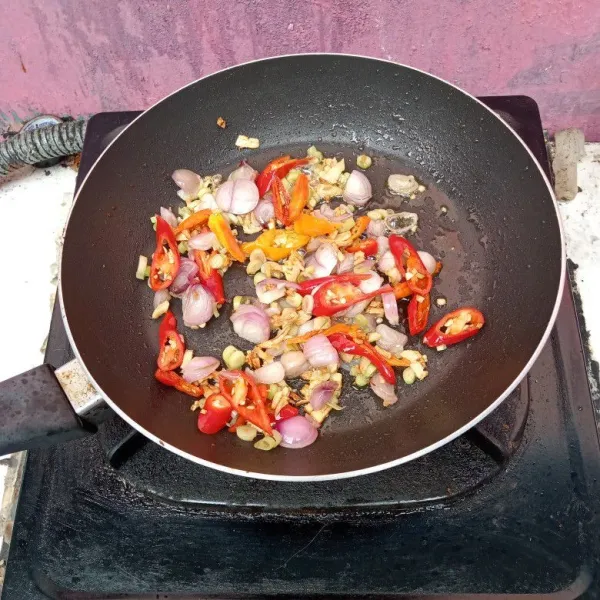 Masukkan cabe merah, cabe rawit, sereh dan bawang merah, tumis sampai layu.