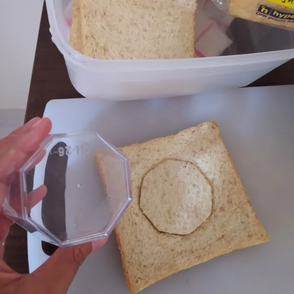 Siapkan roti tawar tengahnya saja sesuai bentuk cup, jadi 1 cup pakai 3 lembar roti tawar. Sisa pinggiran sisihkan.