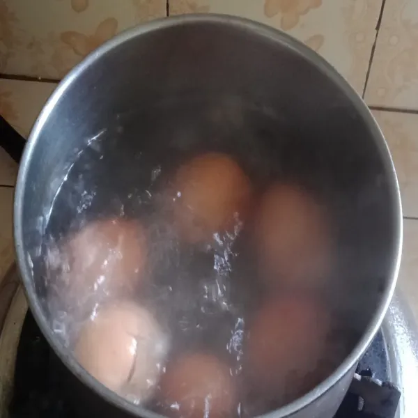 Rebus telur, beri sedikit garam dan minyak.