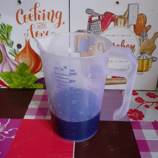 Saring sirup telang. Masukkan ke dalam botol.