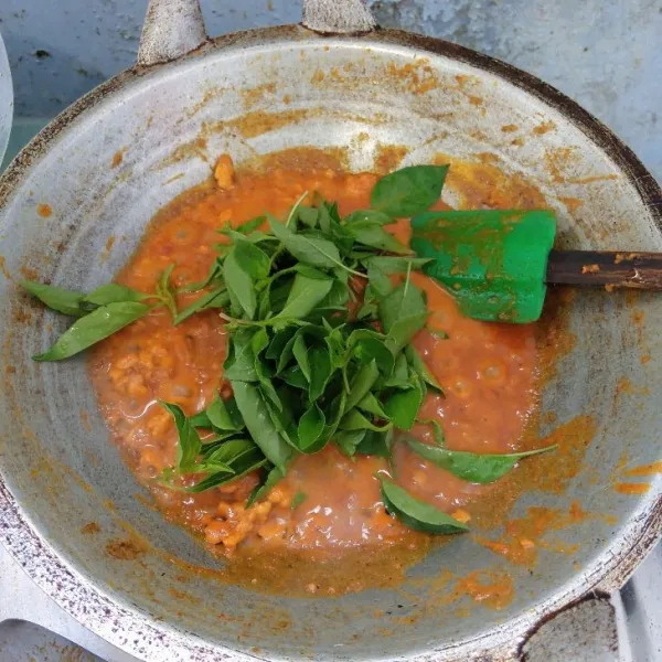 Masukkan kemangi, aduk rata. Masak sebentar, icip rasa. Angkat dan sajikan.