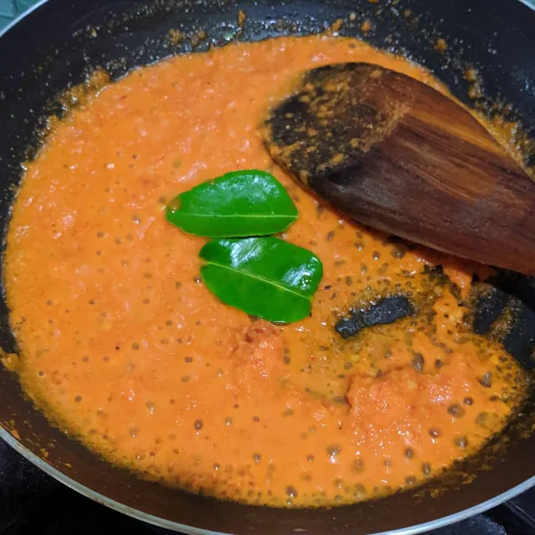 Tuang secukupnya minyak goreng, kemudian tumis bumbu halus hingga harum dan tanak, tambahkan daun jeruk. Tumis hingga harum.
