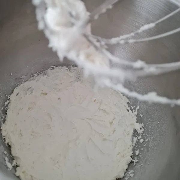 Mixer whipped cream dengan air es sampai  mengembang kurang lebih 5 menit pakai speed tinggi, sisihkan.