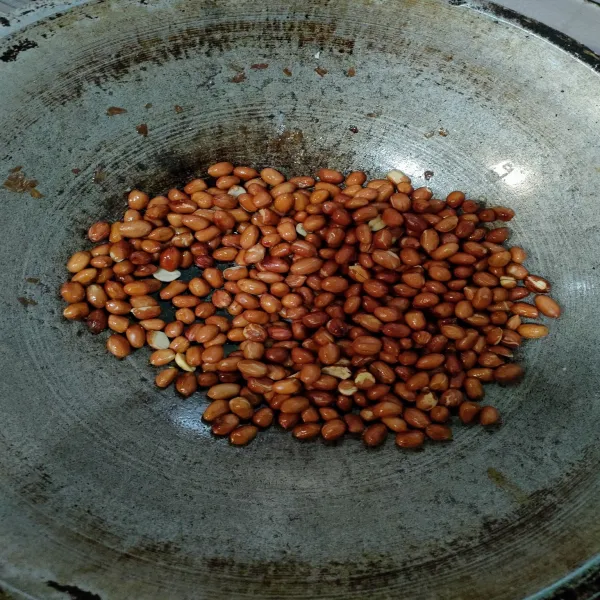 Untuk membuat bumbu kacang, goreng kacang hingga kecoklatan. Masukkan bawang putih dan cabe merah lalu haluskan dengan chopper.