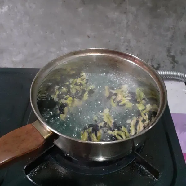 Biarkan mendidih beberapa saat. Kemudian tutup panci.