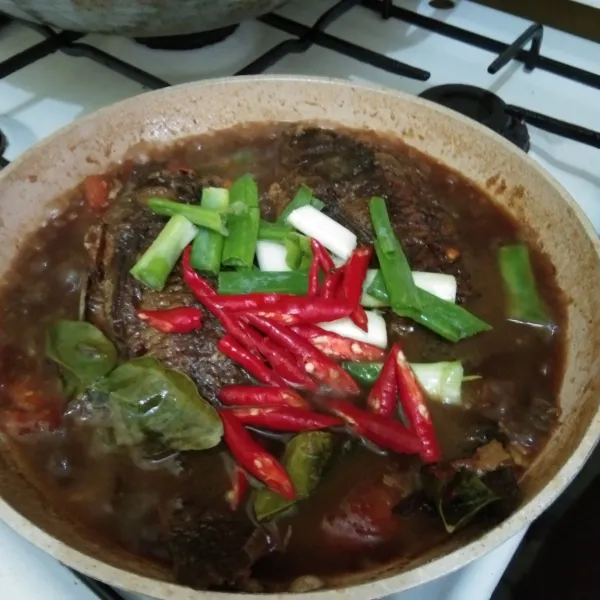 Tambahkan irisan tomat dan daun bawang, masak hingga bumbu meresap.