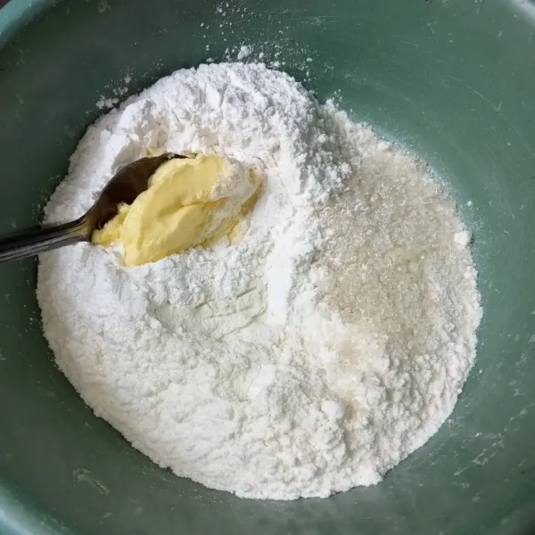 Campur terigu, tepung beras, mentega, gula pasir dan garam.