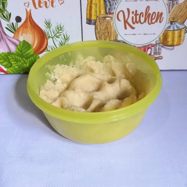 Buang sumbu singkong yang sudah dikukus. Tumbuk bersama garam, vanili dan margarin.