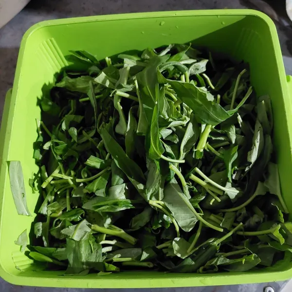 Bersihkan kangkung dan potong-potong.