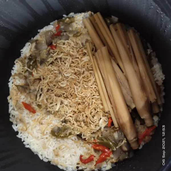 Hidupkan rice cooker masak hingga nasi matang.