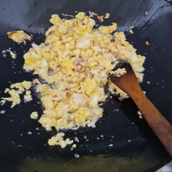 Pastikan telur matang ya kalau tidak nasi gorengnya agak bau amis.
