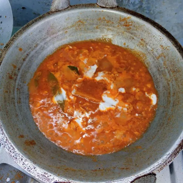 Tambahkan santan, aduk rata. Masak sampai mendidih.