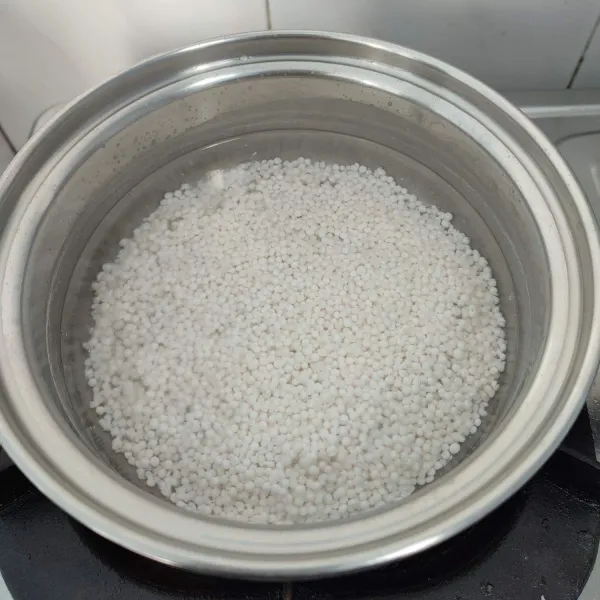 Rebus sagu mutiara dengan 700 ml air sampai matang (bening). Tiriskan.