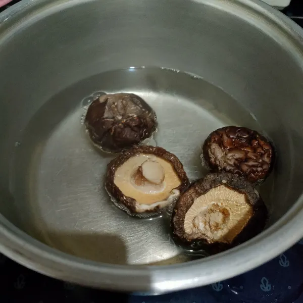 Didihkan air, matikan kompor rendam jamur shitake dalam air panas selama 2 jam, lalu potong-potong.