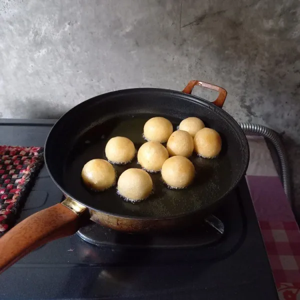 Panaskan minyak goreng. Gunakan api sedang. Goreng getuk sampai kecoklatan. Jangan sampai coklat meleleh keluar ketika digoreng.