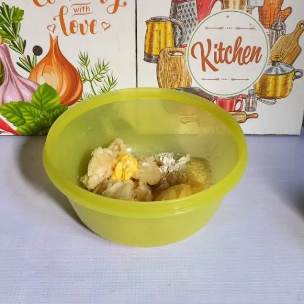 Tumbuk singkong kukus. Kemudian buang sumbunya. Tambahkan tepung tapioka, margarin, garam, dan vanili.