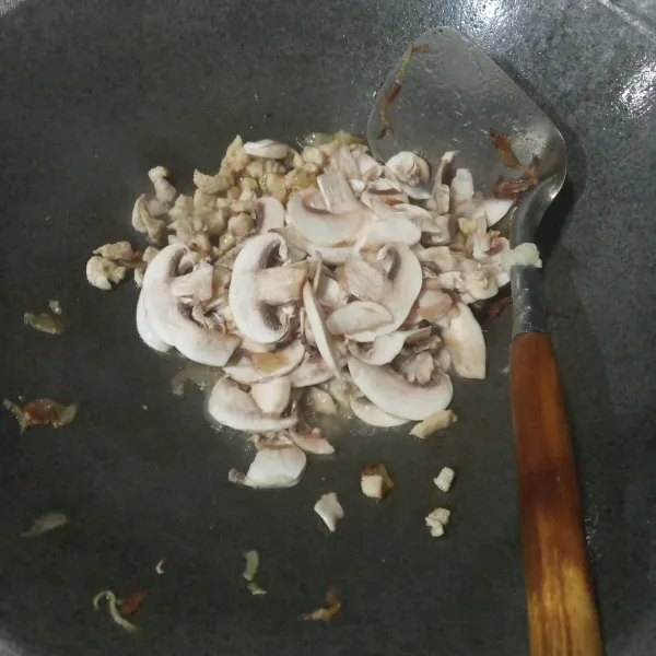 Tumis bawang putih dan bawang bombay hingga harum, lalu masukkan ayam dan jamur kancing. Aduk hingga ayam berubah warna.