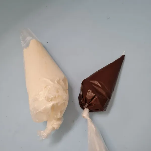 Masukkan coklat dan whipped cream dalam plastik segitiga.