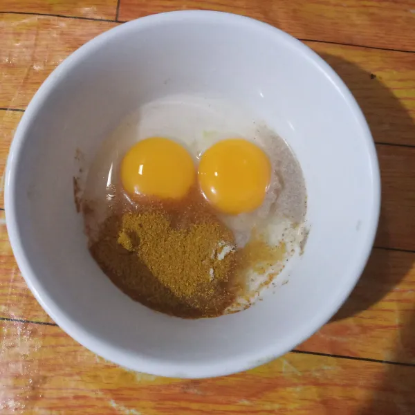 Kocok telur bebek, bubuk kari, garam, dan lada bubuk hingga merata.