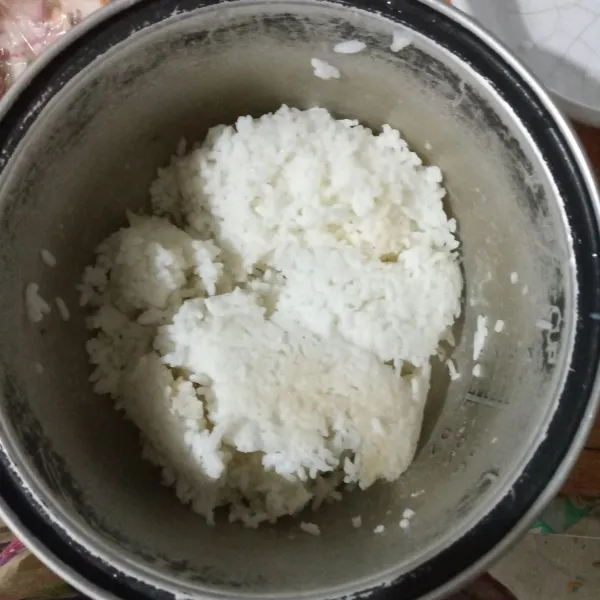 Rendam nasi dengan air selama 2 jam, lalu tiriskan.