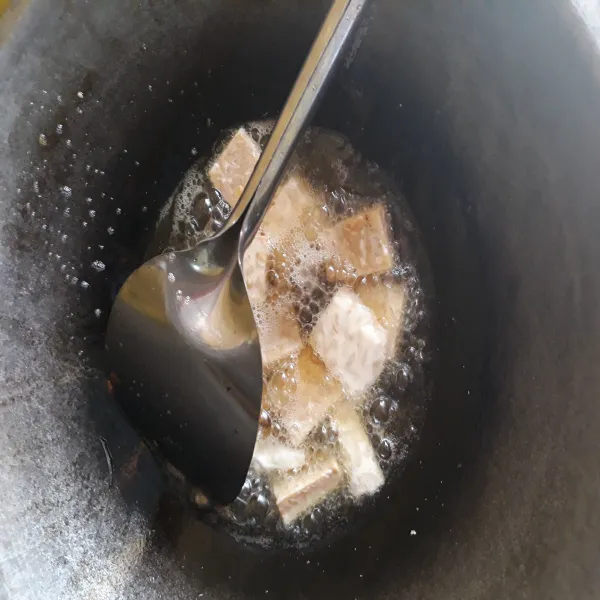 Goreng tempe sebentar saja dengan api sedang.