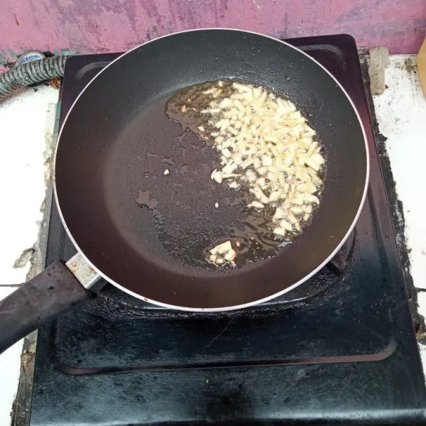 Tumis bawang putih cincang sampai harum.