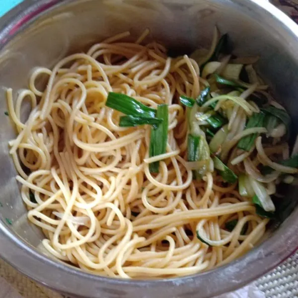 Tumis bawang bombay dan daun bawang hingga harum, satukan dalam wadah spaghetti.