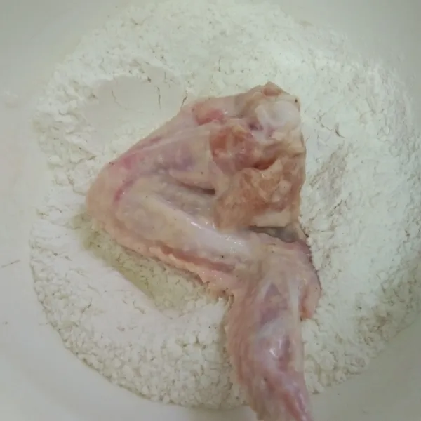 Gulingkan potongan ayam pada tepung, cubit - cubit ayam supaya tepung menempel, lakukan hingga habis.