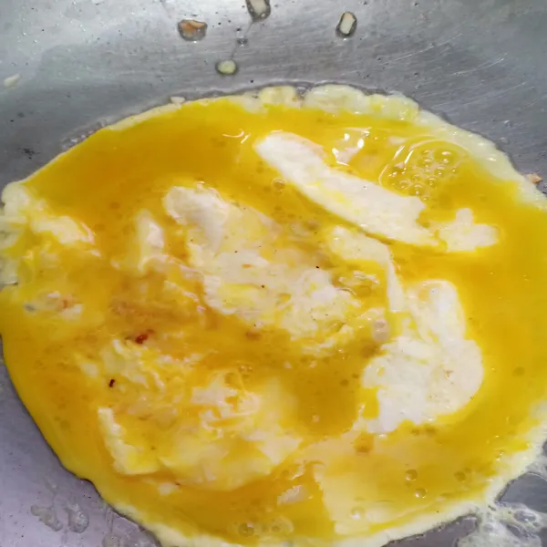 Masukkan telur dalam wajan, setelah terbentuk lapisan bawah, lalu orak-arik telur.