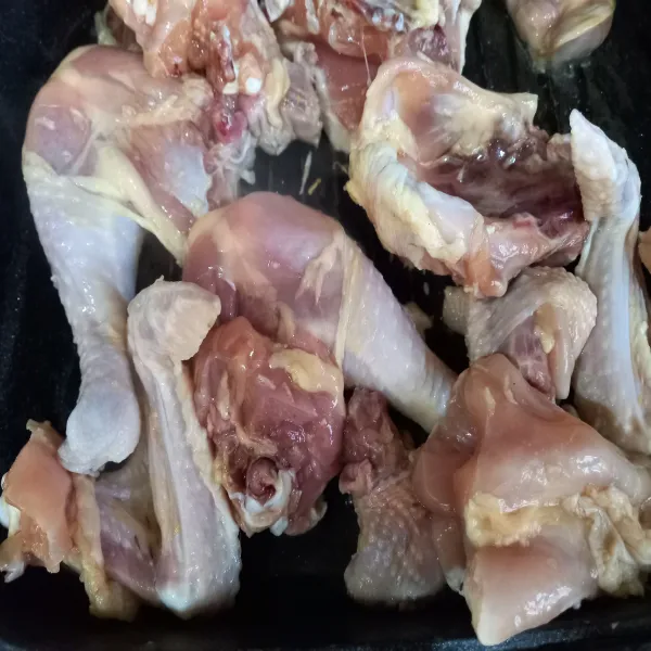 Panggang ayam sampai matang.