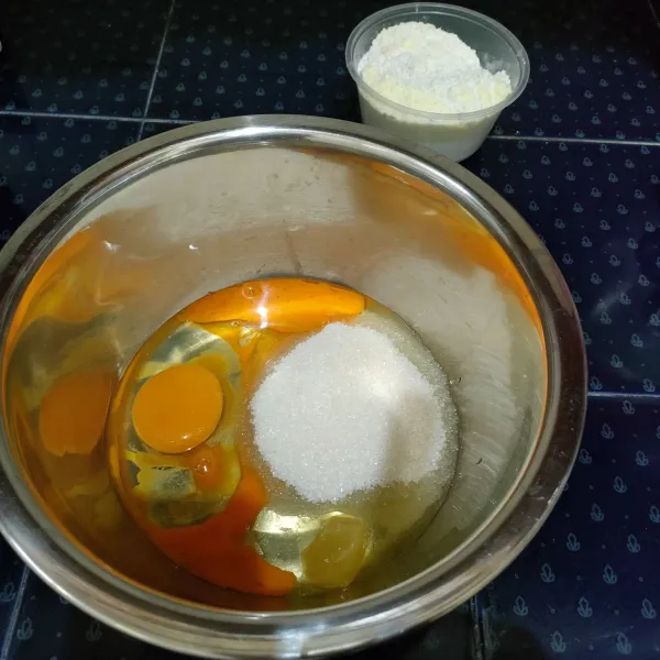Siapkan 2 butir telur, emulsifier, gula pasir dan vanilla extract serta bahan kering (terigu, susu bubuk dan baking powder).