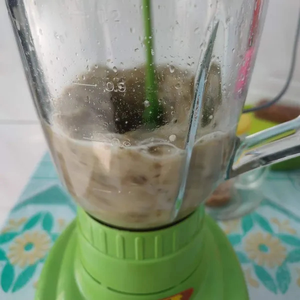 Blender kacang hijau dengan 200 ml air sampai halus.