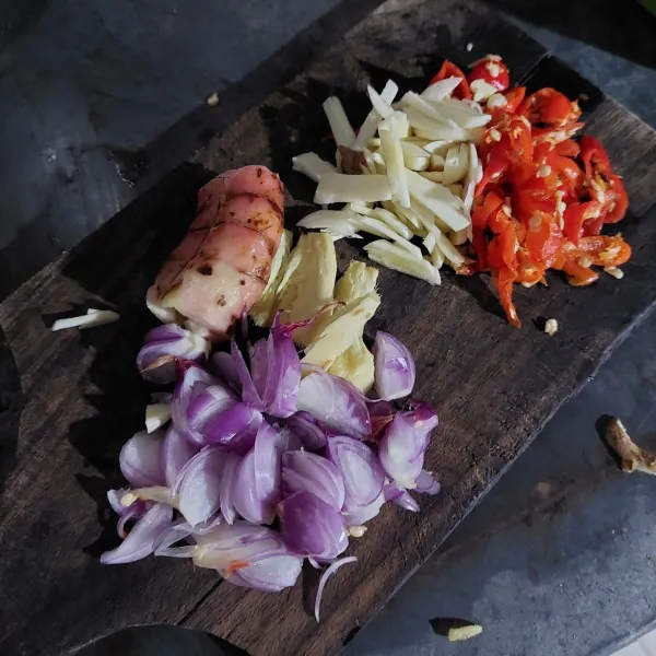 Iris bawang merah, bawang putih, cabe dan geprek lengkuas.