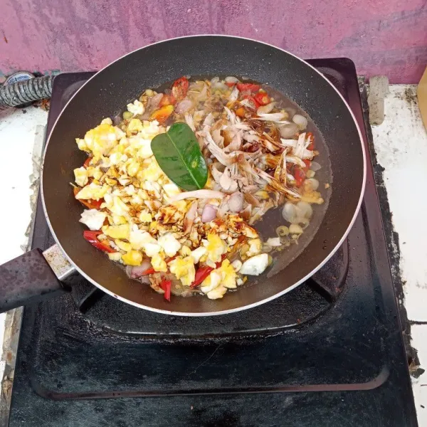 Masukkan air, telur orak-arik, ayam suwir, kecap dan daun jeruk. Tumis sampai air menyusut separuhnya.