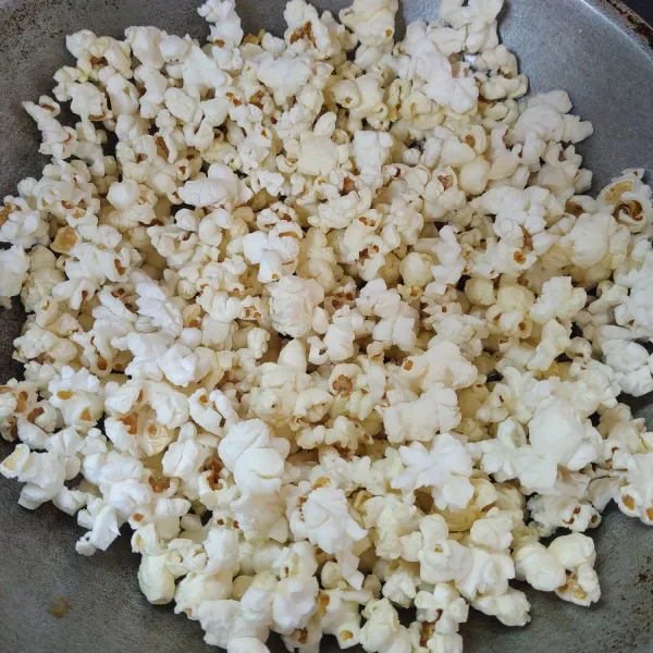 Setelah jagung sudah berubah menjadi popcorn dan sudah tidak ada suara letupan buka tutupnya dan sisihkan terlebih dahulu.