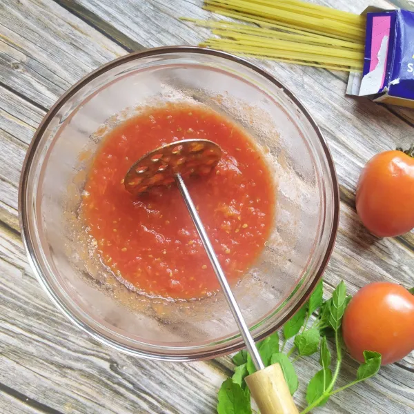 Kukus tomat sampai matang, lalu haluskan dan sisihkan.